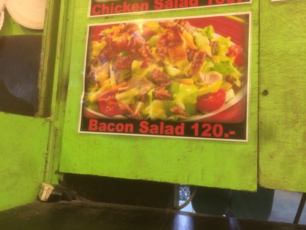 Het is belangrijk je prioriteiten op orde te hebben. Hier op Koh Phi Phi hebben ze dat. Dit is een van de bewijzen daarvan.